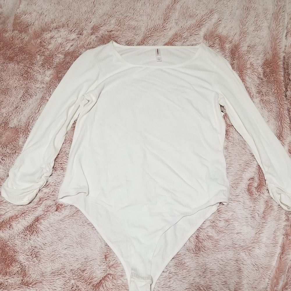Ribbed bodysuit with 3/4 length ruched sleeves